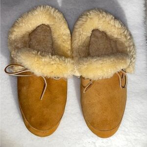 The Hammacher Schlemmer Androscoggin Sheepskin Slippers Men’s XXL 13.5-15